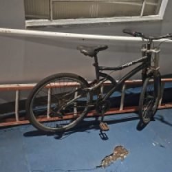 Homem foge ao avistar viatura e abandona objetos em Cascavel