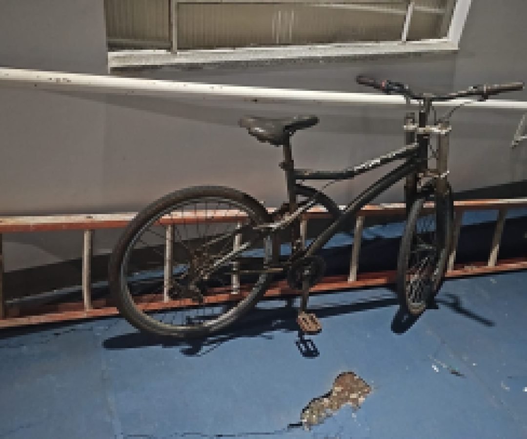 Homem foge ao avistar viatura e abandona objetos em Cascavel