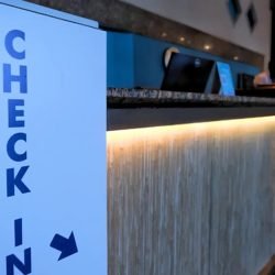 Hospedagens têm até esta segunda para adotar check-in digital
