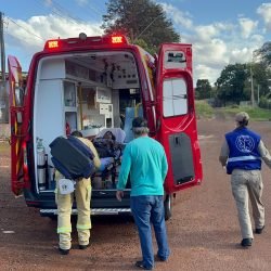 Idosa de 66 anos fica ferida após portão de ferro cair sobre seu pé em Cascavel