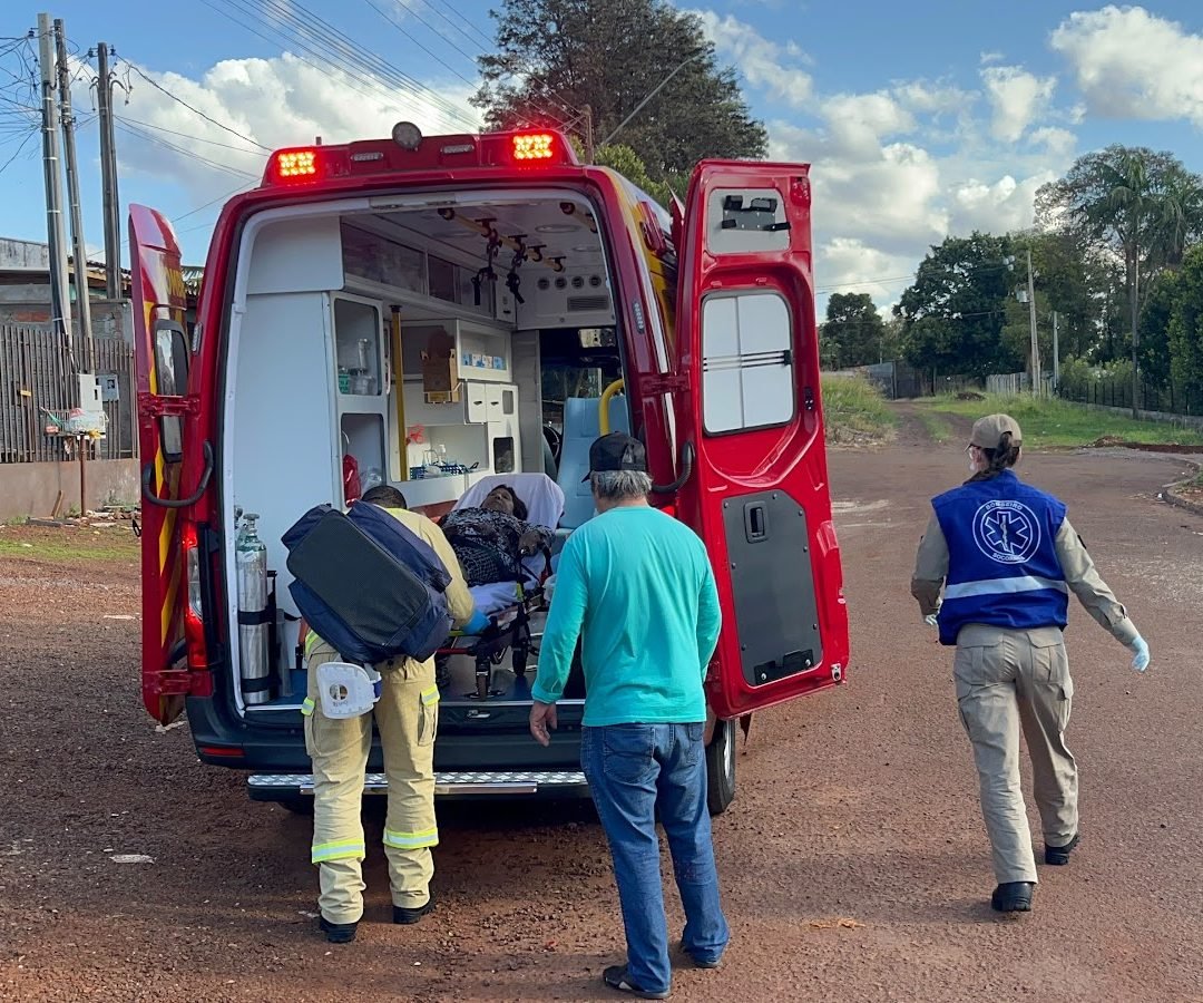 Idosa de 66 anos fica ferida após portão de ferro cair sobre seu pé em Cascavel