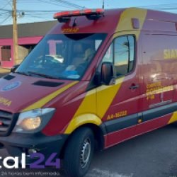 Idosa fica ferida após atropelamento no Bairro Brasília e carro tem capô amassado