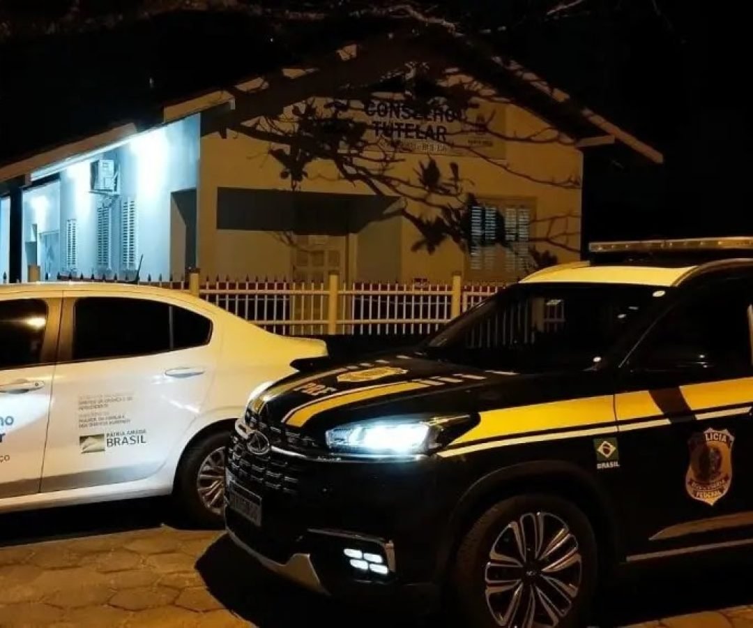 Após ser expulso de casa, menino de 8 anos caminha 10km e é encontrado sozinho em rodovia