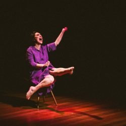 Peça “Do Dia Que Olhei no Espelho e Não Me Encontrei” terá nova temporada no Guaíra