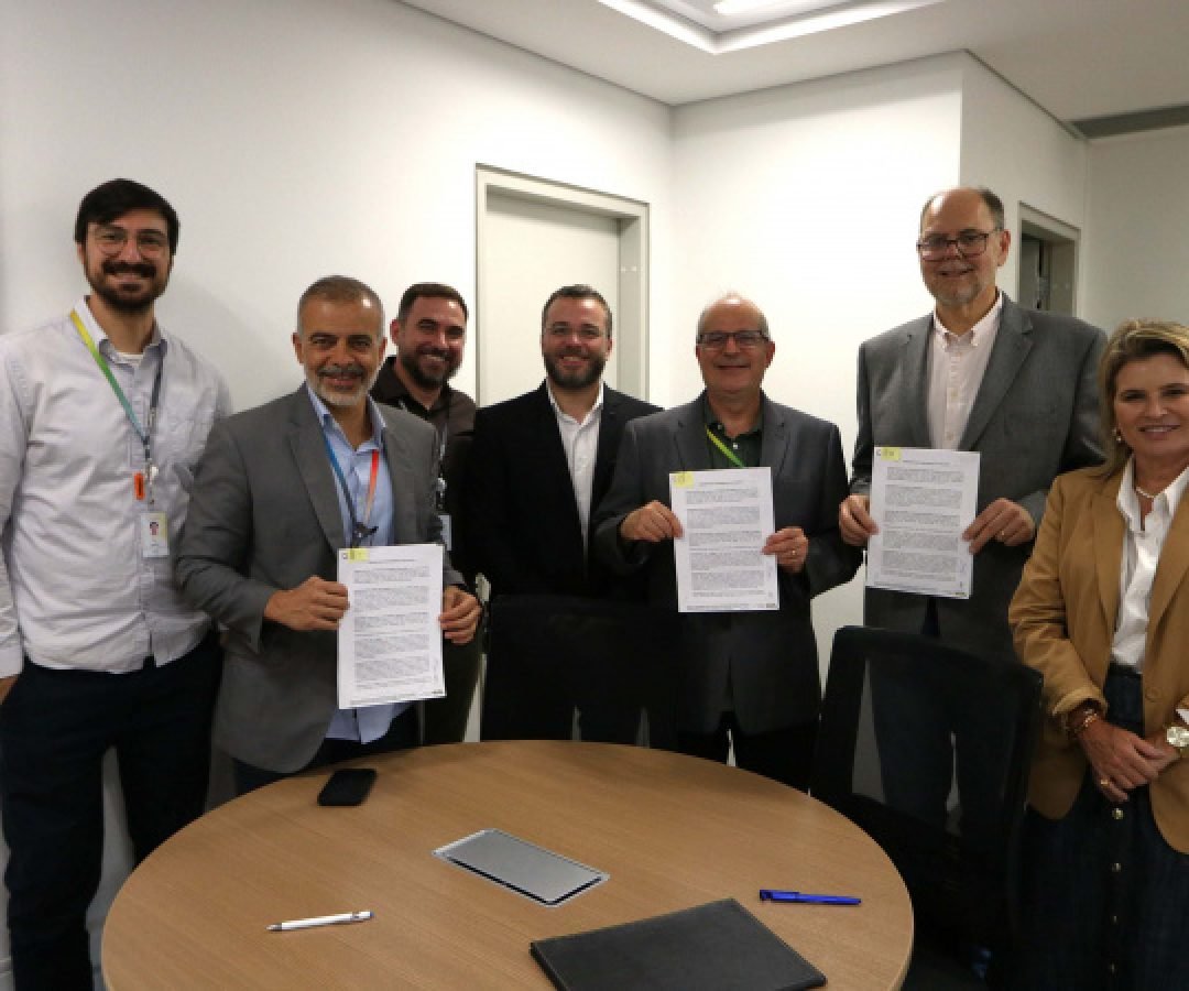 Estado firma parceria com CNPEM para cooperação em IA e materiais recicláveis da UEL