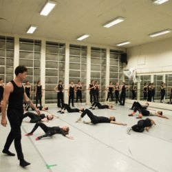 Bailarino do Grupo Corpo ministra aula para alunos da Escola de Dança Teatro Guaíra