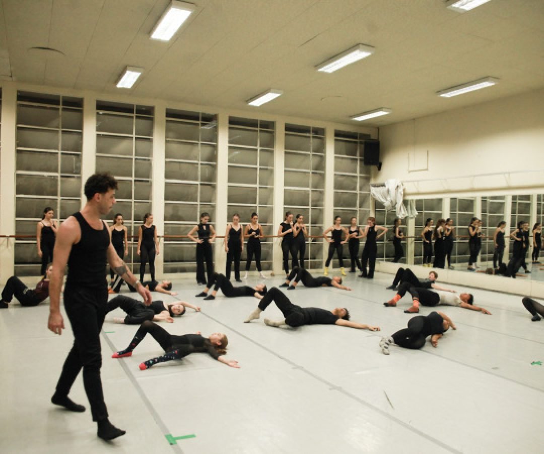 Bailarino do Grupo Corpo ministra aula para alunos da Escola de Dança Teatro Guaíra