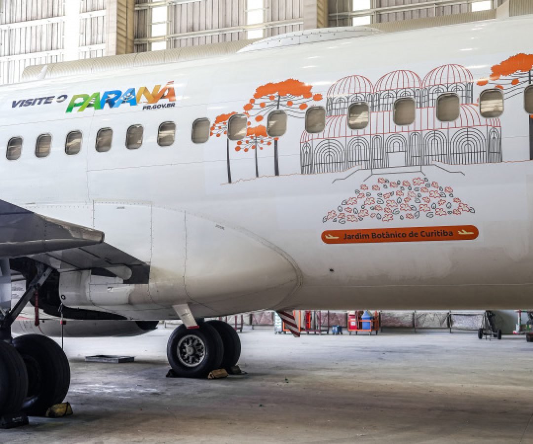 Jardim Botânico de Curitiba e araucária: símbolos turísticos do Paraná ilustram avião da Gol