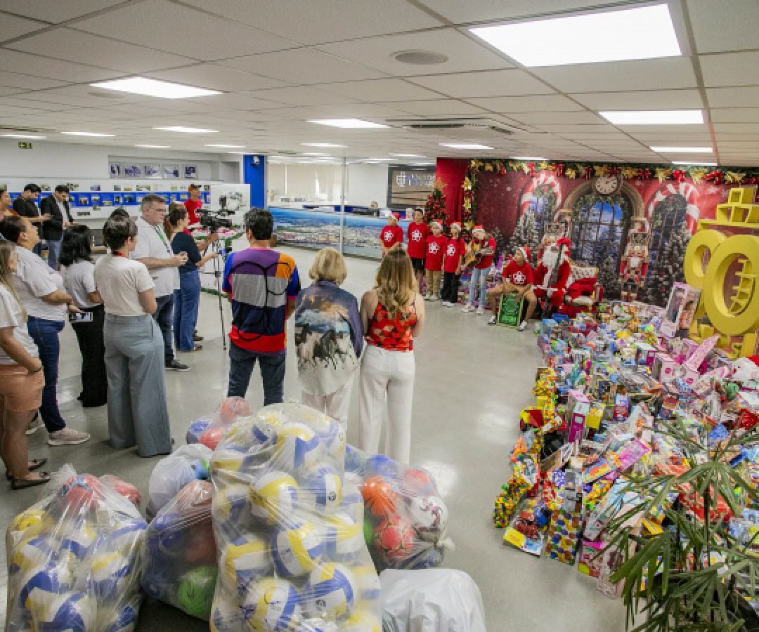 Natal Solidário da Portos do Paraná entrega brinquedos arrecadados pela comunidade portuária