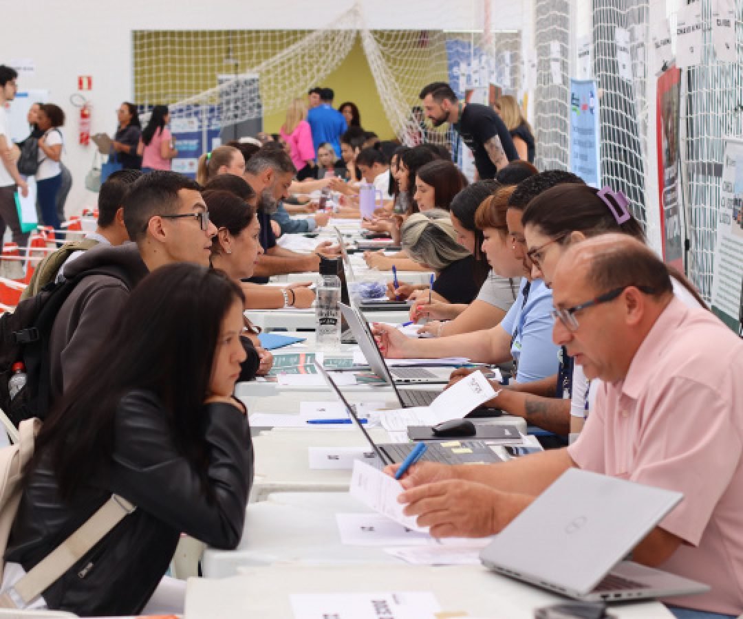 Mutirão Emprega Mais oferece 2 mil vagas e atende mais de mil pessoas em Curitiba