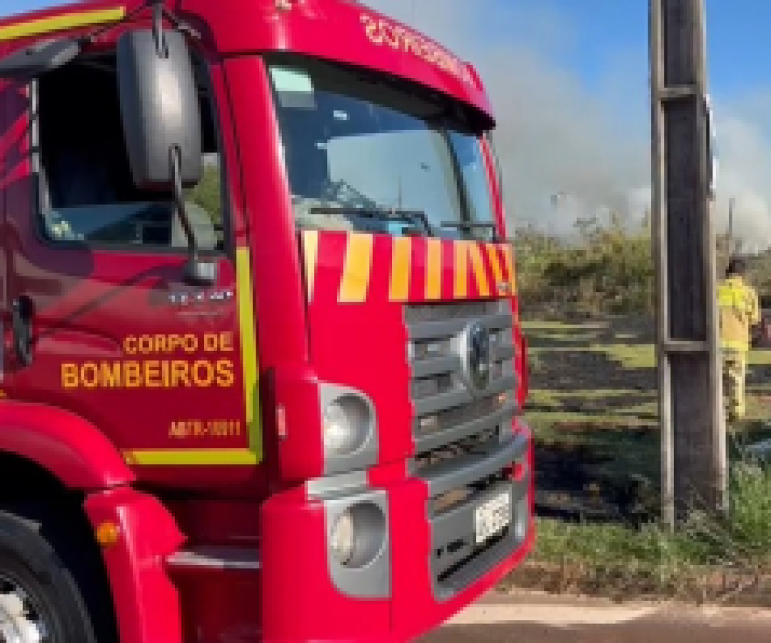 Incêndio atinge área de mata no Tropical; Bombeiros controlam as chamas