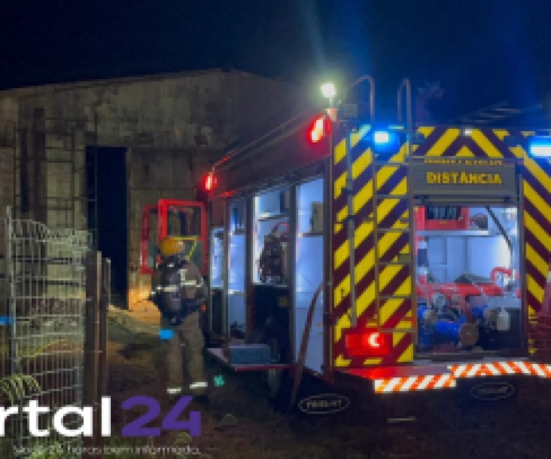 Incêndio atinge barracão abandonado no bairro Santos Dumont em Cascavel