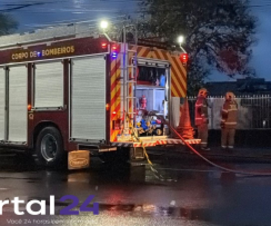 Incêndio atinge residência abandonada no Centro de Cascavel