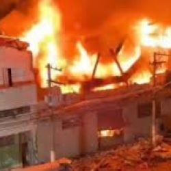 Incêndio de grandes proporções atinge fábrica no Brás e mobiliza dezenas de bombeiros em São Paulo