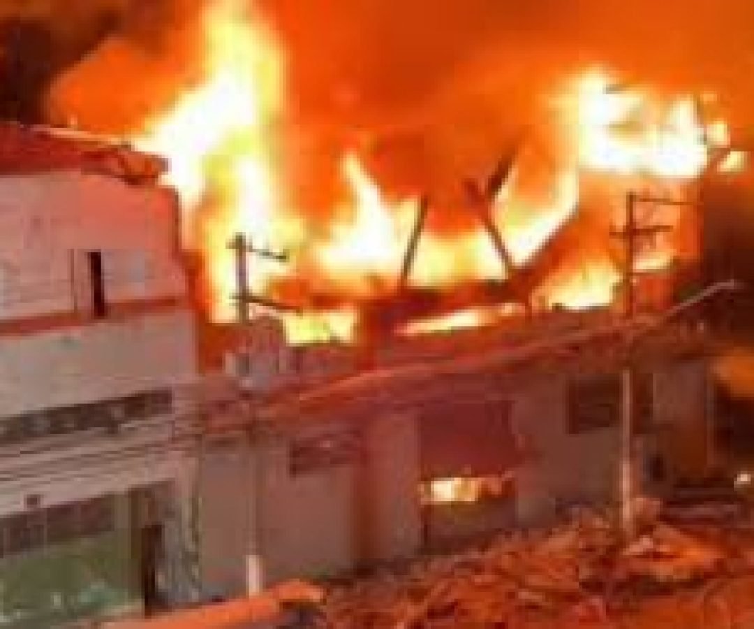 Incêndio de grandes proporções atinge fábrica no Brás e mobiliza dezenas de bombeiros em São Paulo