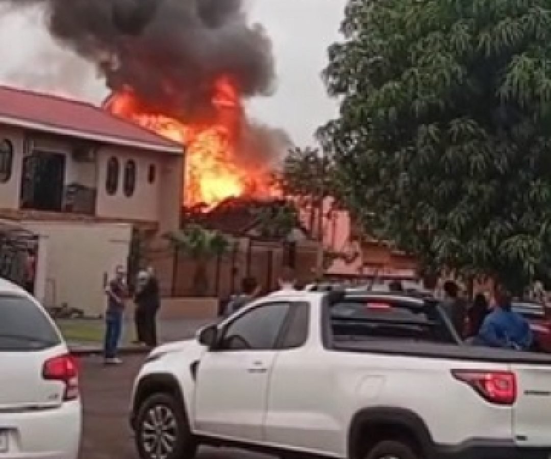 Incêndio destrói residência de madeira em Campina da Lagoa