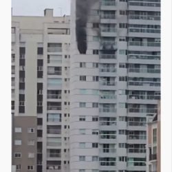 Incêndio em apartamento no centro de curitiba mobiliza bombeiros e interdita via
