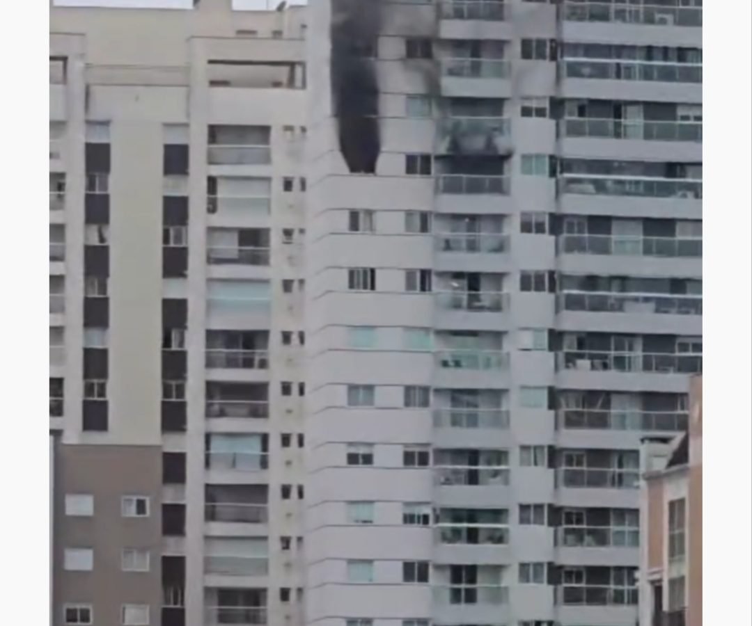 Incêndio em apartamento no centro de curitiba mobiliza bombeiros e interdita via