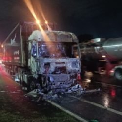 Incêndio em caminhão mobiliza equipes em Mandirituba