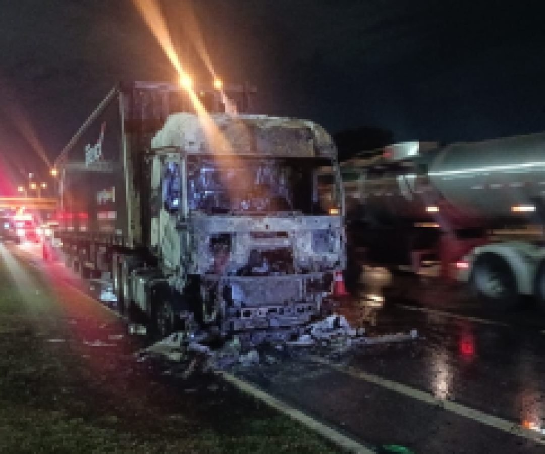 Incêndio em caminhão mobiliza equipes em Mandirituba