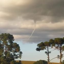 Internauta flagra nuvem funil no Floresta