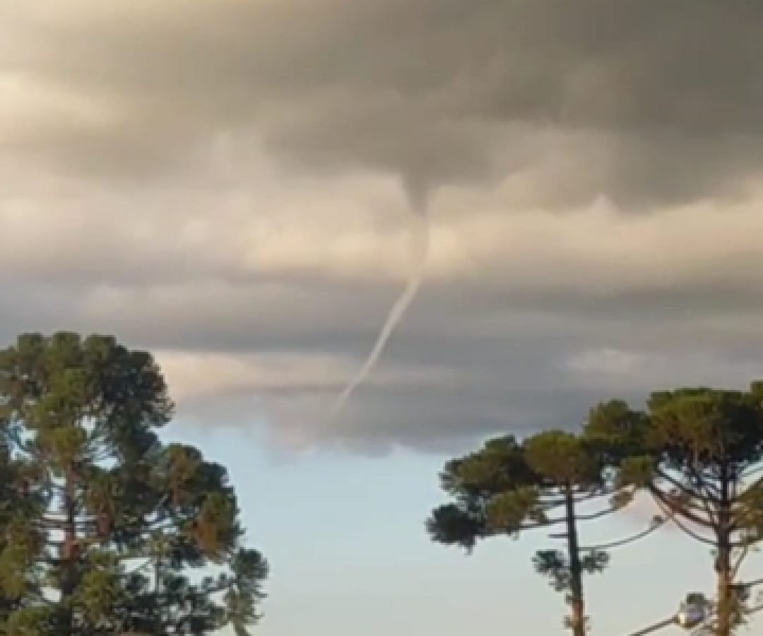 Internauta flagra nuvem funil no Floresta