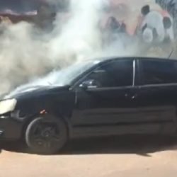 Internauta registra incêndio em veículo em frente ao Zoo