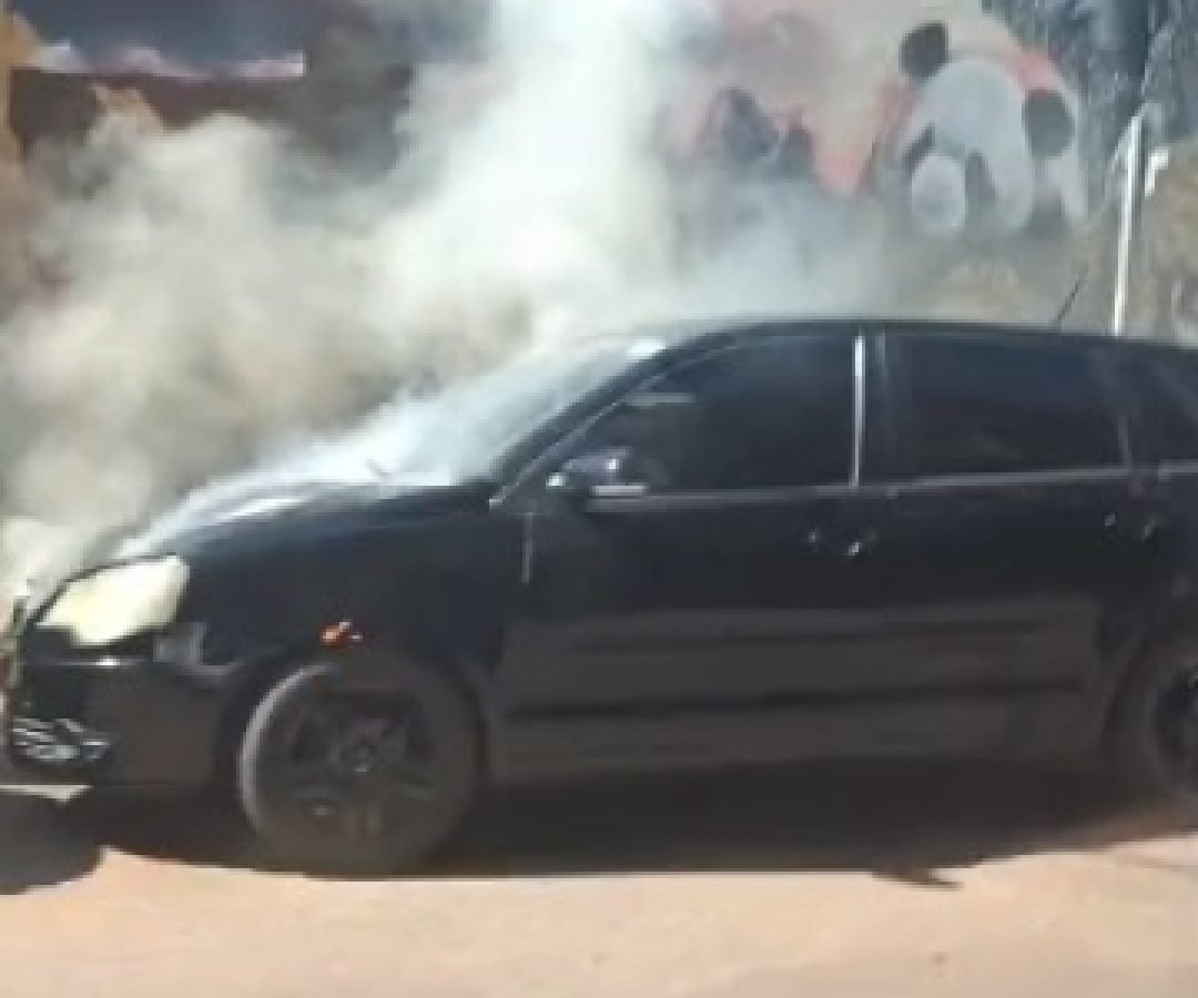 Internauta registra incêndio em veículo em frente ao Zoo