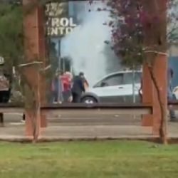 Internautas flagram carro pegando fogo na Avenida Tancredo
