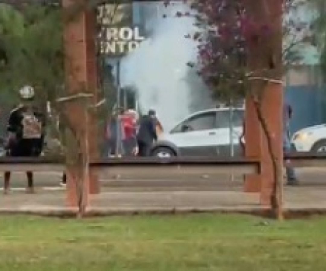 Internautas flagram carro pegando fogo na Avenida Tancredo