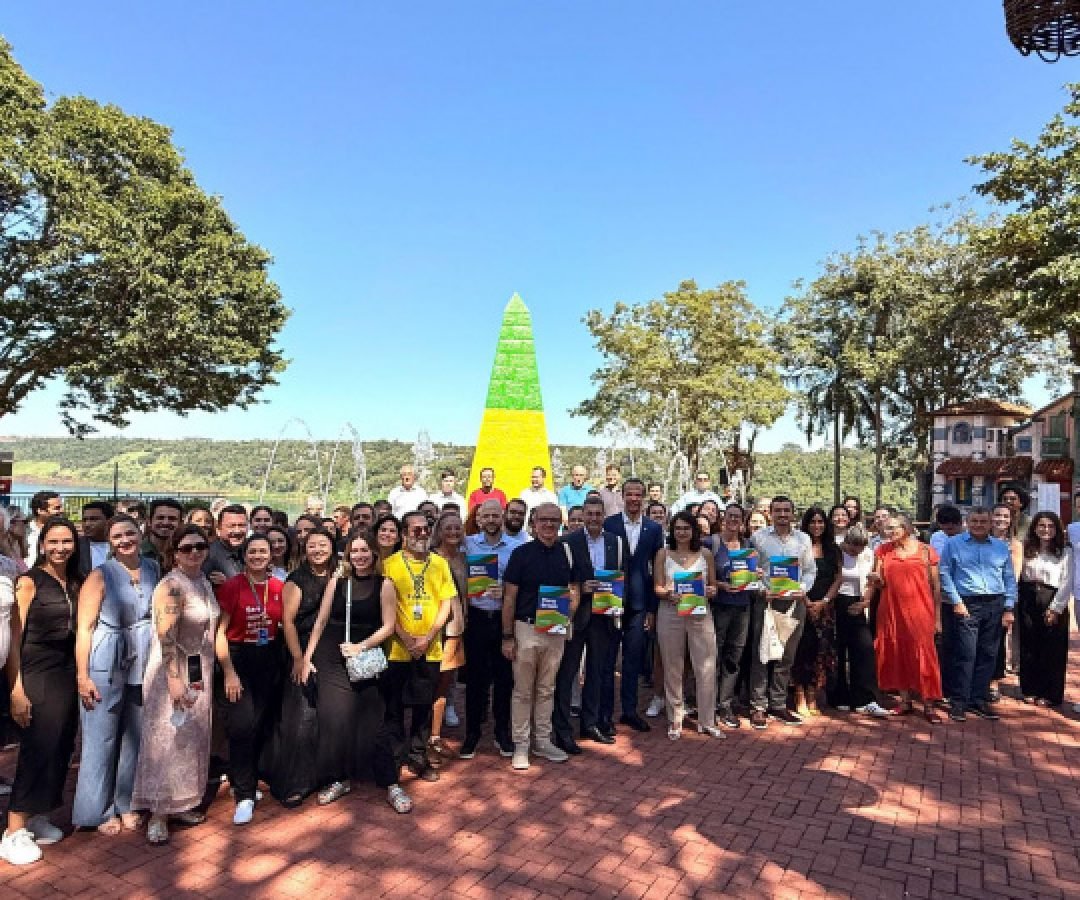 Turistas da América do Sul injetaram US$ 320 milhões no Paraná em 2025