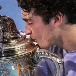 joao-fonseca-trofeu-atp-500-basileia-2-e1761504136208.jpeg