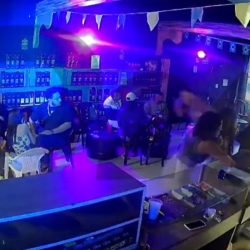 Jovem de 23 anos é morto a tiros em tabacaria de Sarandi; câmera de segurança registra o crime e Polícia Civil divulga imagem do principal suspeito
