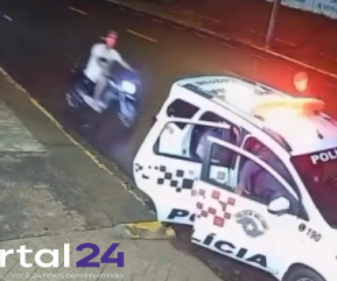 Jovem perde o controle e colide com viatura da Polícia em São Paulo