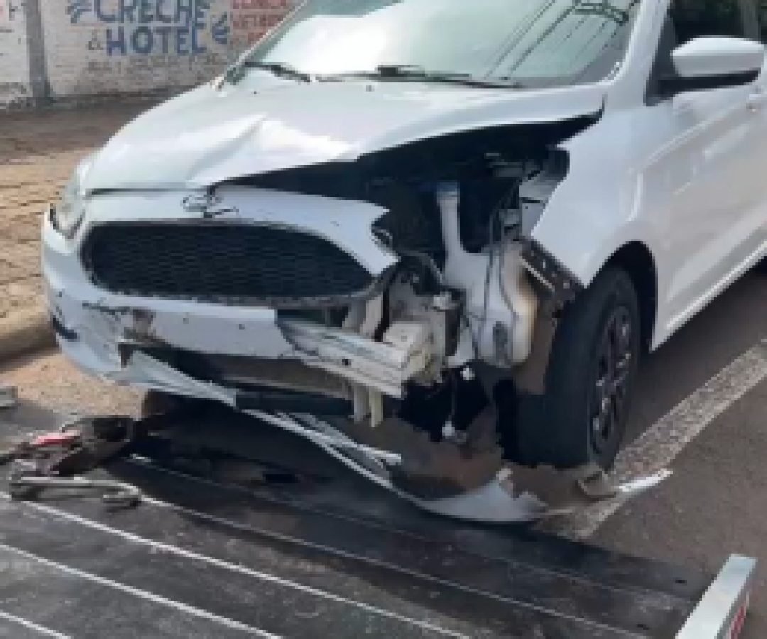 Ka e Ranger batem em cruzamento no centro
