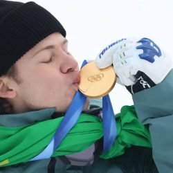 lucas-beijo-medalha-e1783266117198.jpg