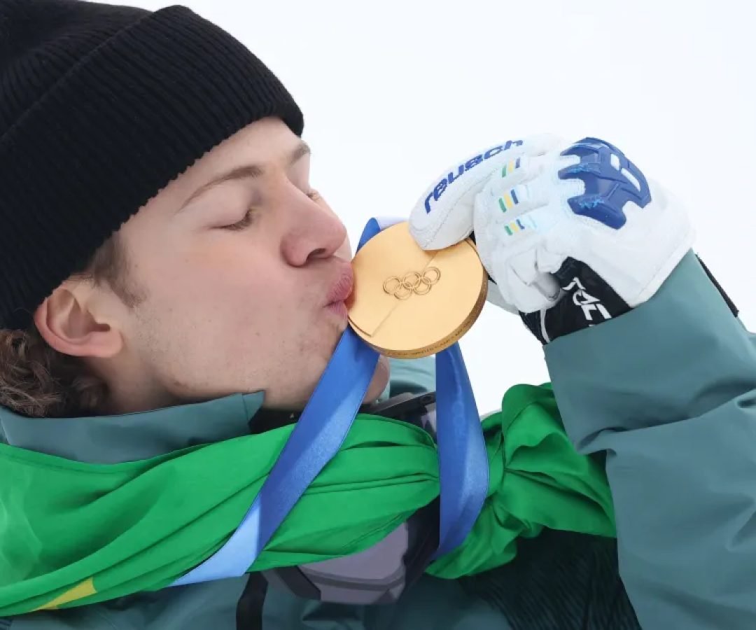 lucas-beijo-medalha-e1783266117198.jpg