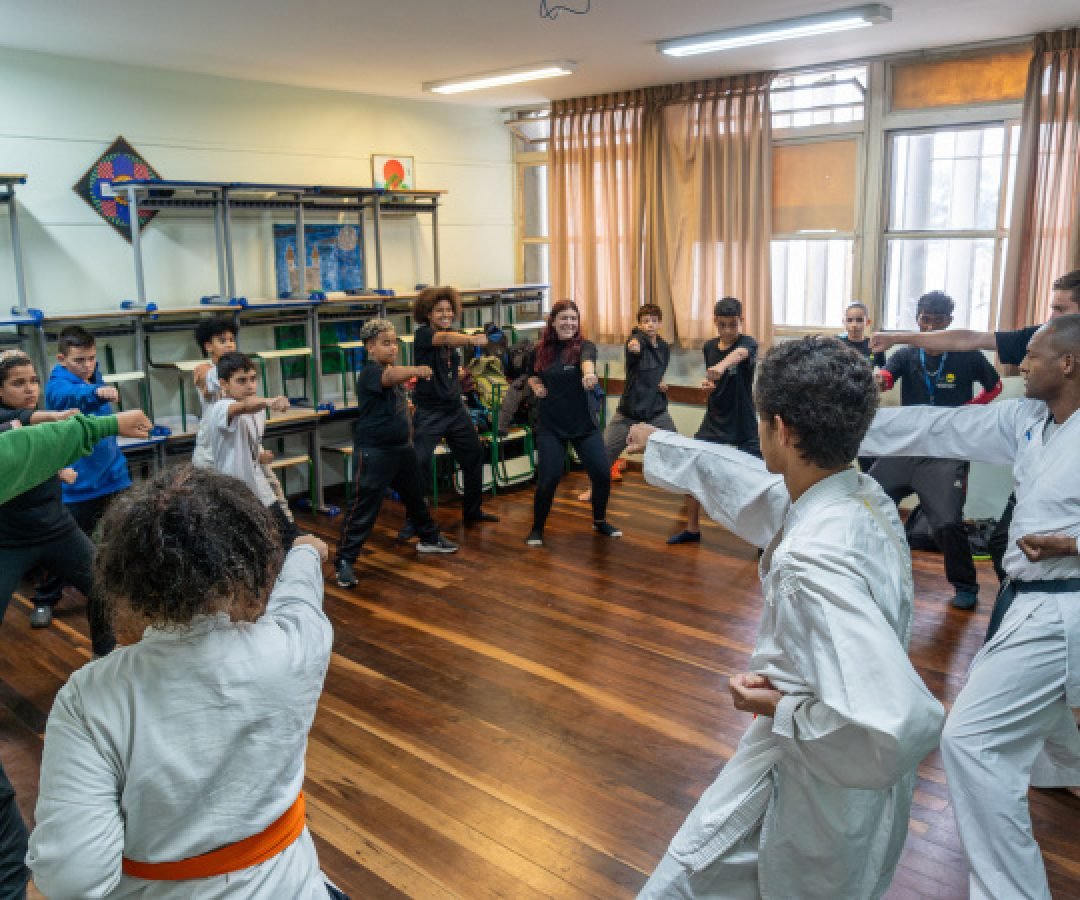 Disciplinas eletivas e 5 refeições ao dia: ensino integral muda vida de estudantes do Paraná