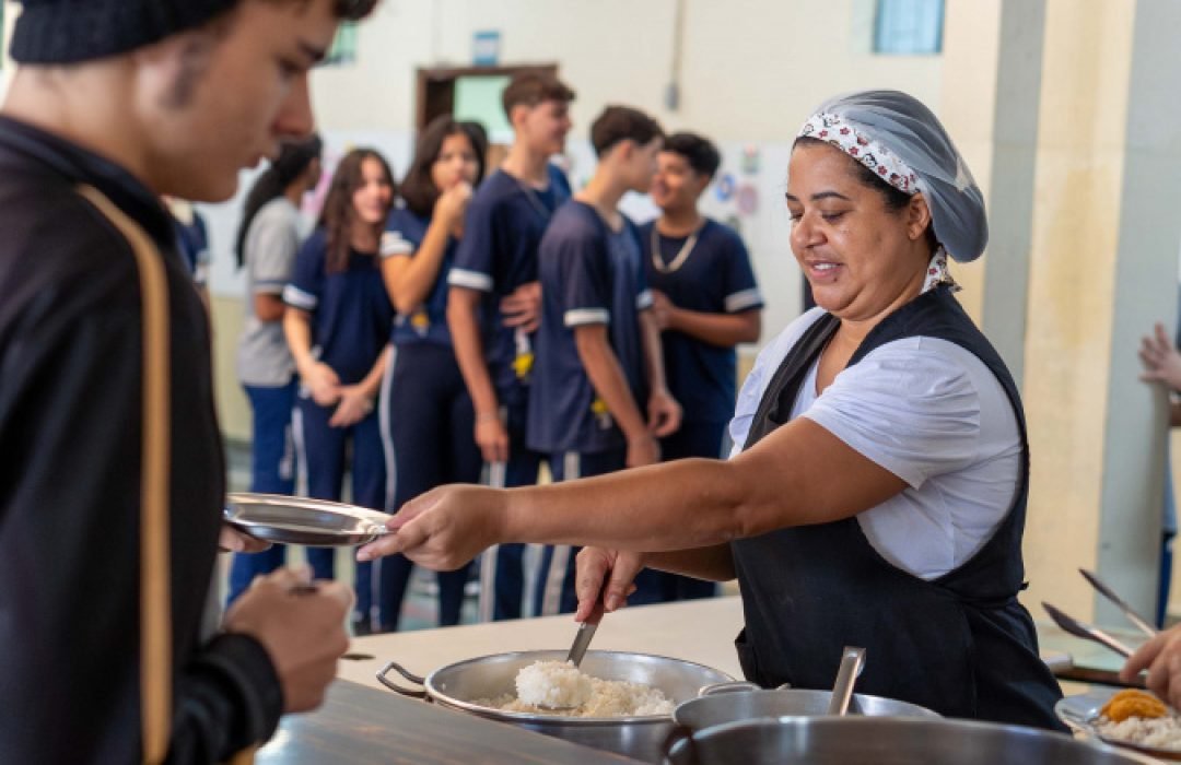 Estado lança edital pioneiro para incrementar alimentação escolar para alunos com restrições
