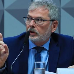 Ex-diretor do INSS nega vínculo político em depoimento à CPI