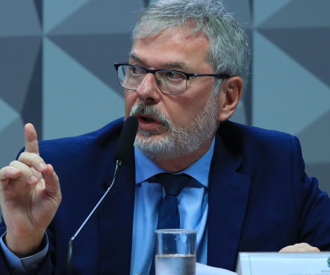 Ex-diretor do INSS nega vínculo político em depoimento à CPI