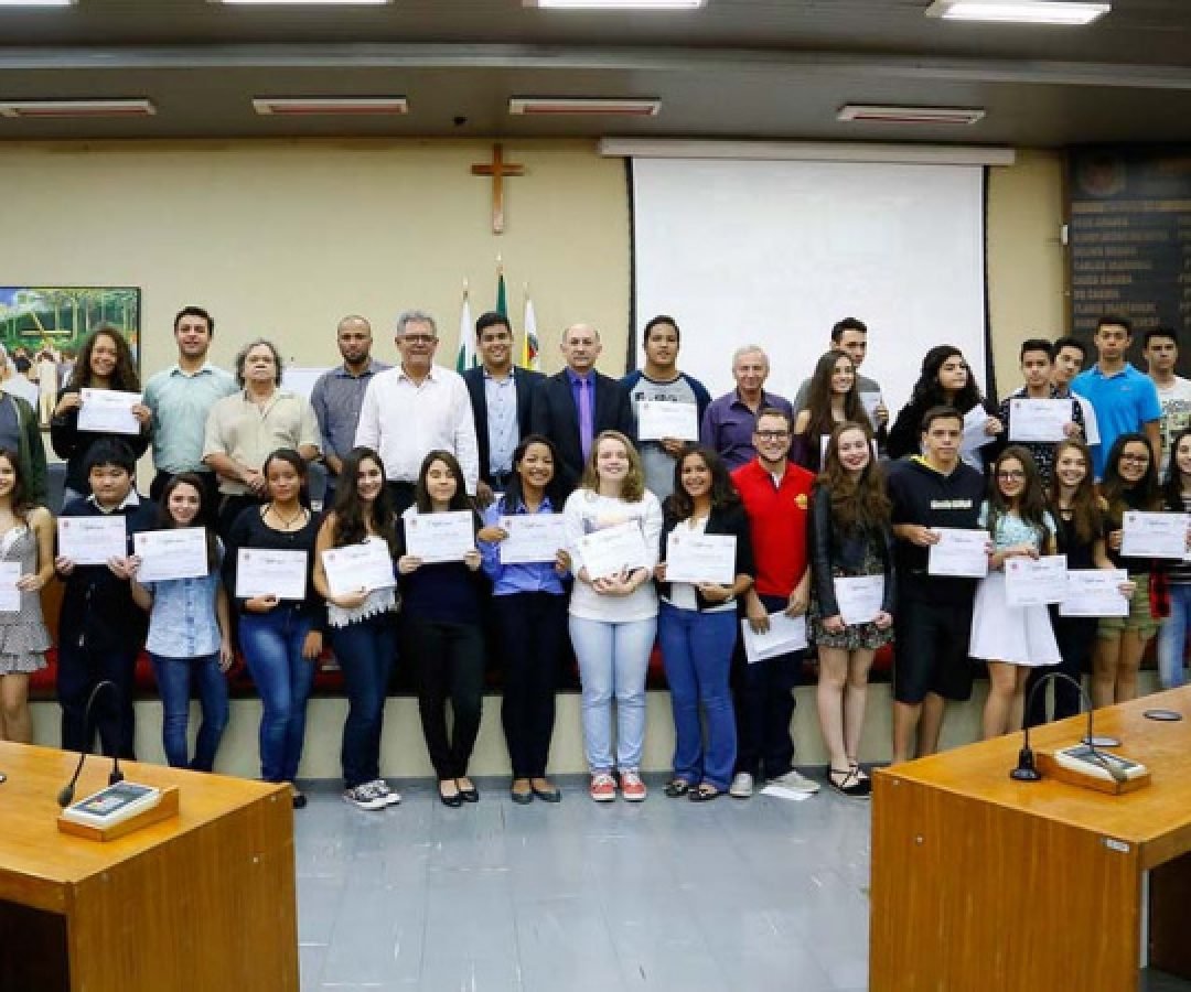 Alunos de 88 colégios da rede estadual participam do Parlamento Jovem