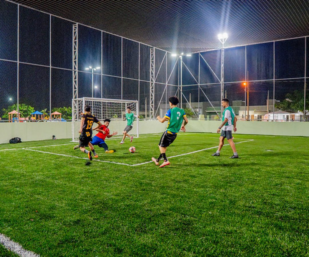 Em Foz do Iguaçu, seis unidades Meu Campinho atraem crianças e jovens para a prática de esportes