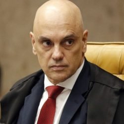 Moraes pede que Filipe Martins explique perda do sinal da tornozeleira