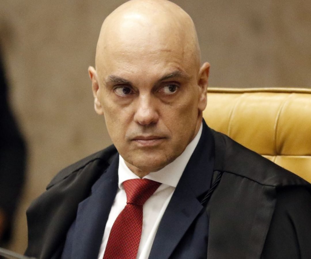 Moraes pede que Filipe Martins explique perda do sinal da tornozeleira