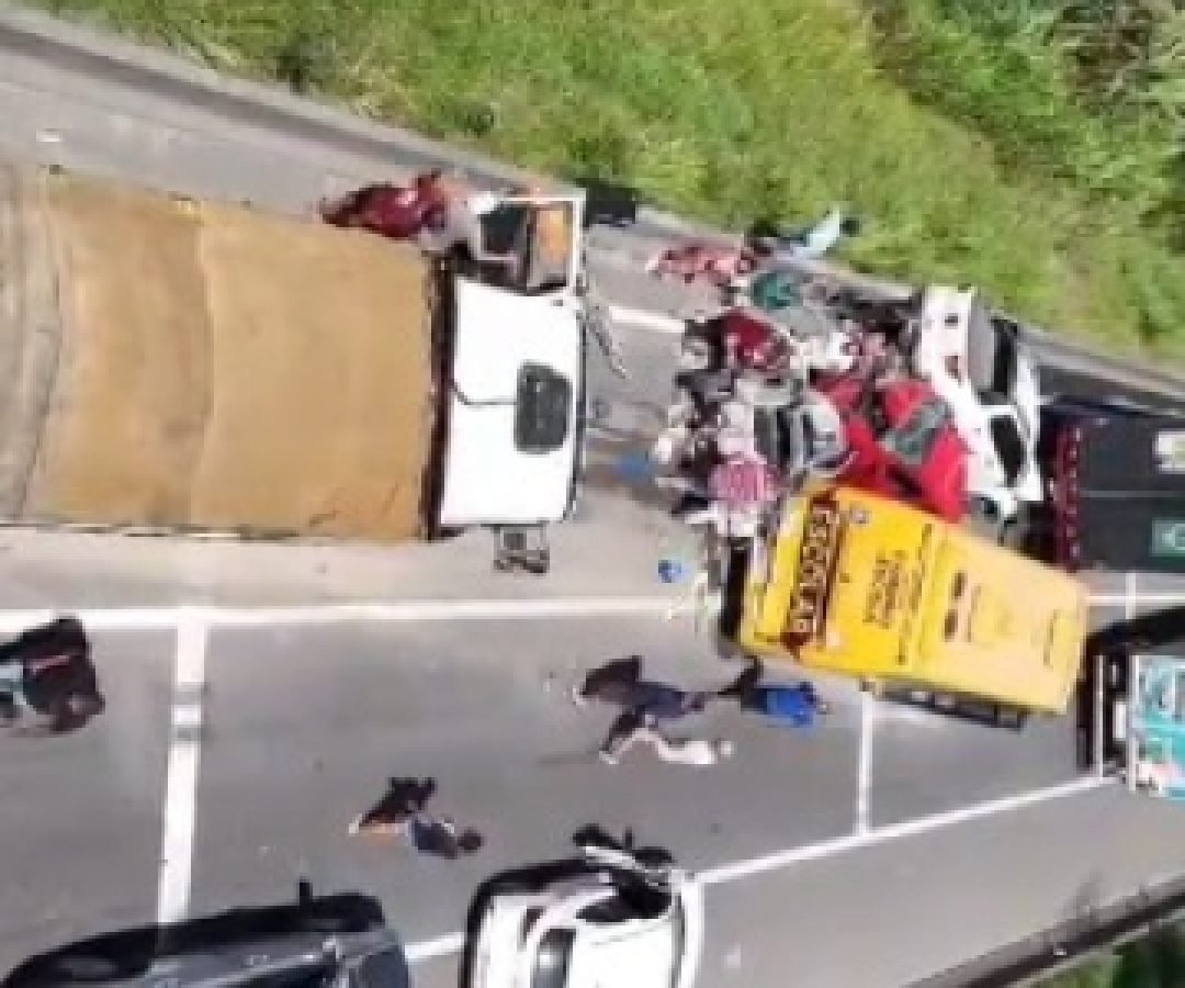 Milagre! Homem é criança escapam ilesos após engavetamento na BR-101