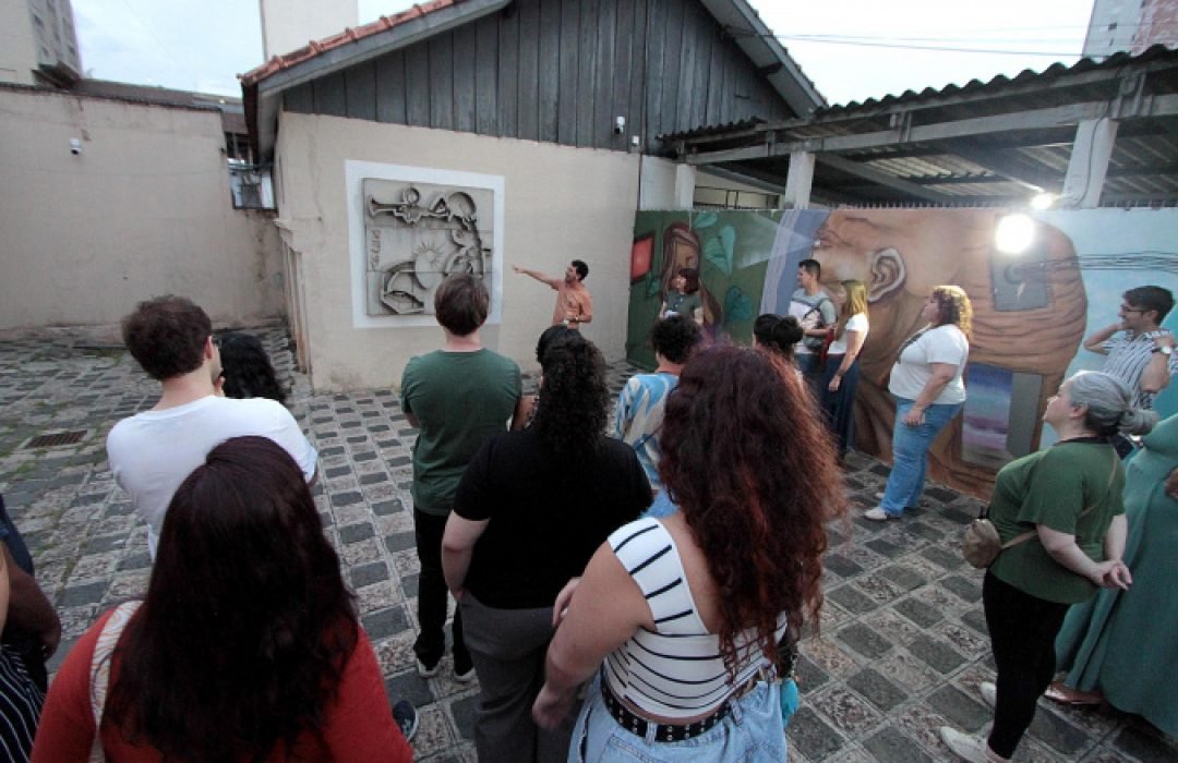 Programação de abril do MIS-PR tem visitas guiadas e bate-papo com a artista Lilian Gassen