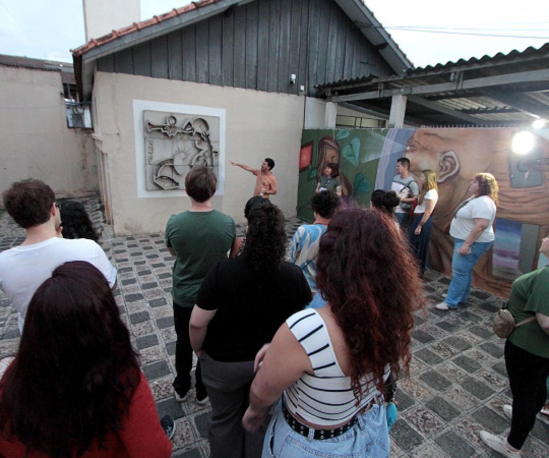 Programação de abril do MIS-PR tem visitas guiadas e bate-papo com a artista Lilian Gassen