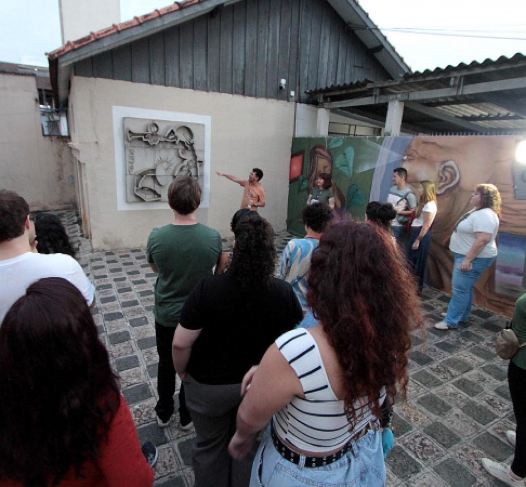 Programação de abril do MIS-PR tem visitas guiadas e bate-papo com a artista Lilian Gassen