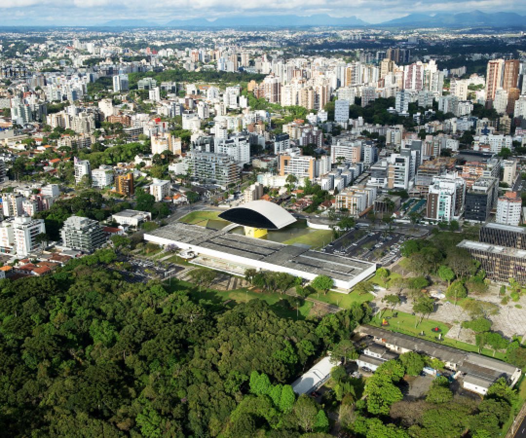 Com Curitiba na liderança nacional, Paraná tem 244 cidades com saldo positivo de empregos em 2026